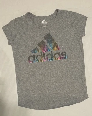 Camiseta Adidas Gris Claro Niñas Talla Mediana (10/12) Con Logo Metálico Pastel Foto 1 de 4