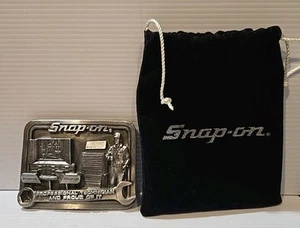 Snap-On Tools Belt Buckle 3.25" Pewter Relief Diorama US made with pouch - Picture 1 of 9