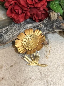 38. Vintage 60er Krone Trifari goldfarbene BLUME Stiel Blätter Anstecknadel Brosche 2" - Bild 1 von 8