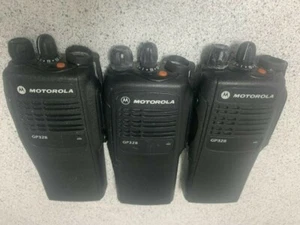 Motorola GP328 AZH25SDC9AA3 GP328 Portable, UHF (450 - 520 MHZ) 16 channels, 4W - Picture 1 of 7