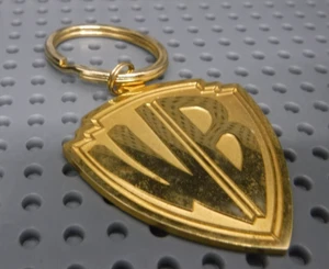 Vintage Warner Brothers WB Logo Schild Abzeichen Gold Metall Anhänger Schlüsselanhänger - Bild 1 von 4