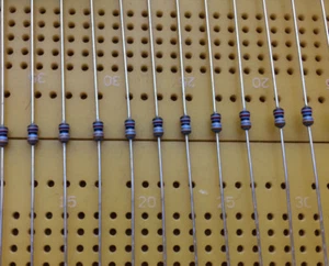 Resistencia de película metálica 10x 0,125 W 1/8 W 1 % 50 ppm 200 V 1 Ω - 1 MΩ E24 todos los valores  - Imagen 1 de 1