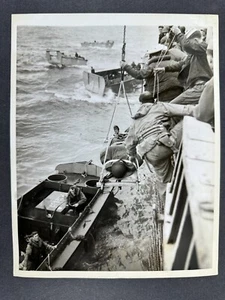 Foto de prensa del día D herida KIA embarcación aerotransportada invasión Segunda Guerra Mundial 1944 rara - Imagen 1 de 7