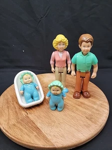 Little Tikes Grand Mansion Puppenhaus Familie Figuren Mama, Papa und Babys - Bild 1 von 6