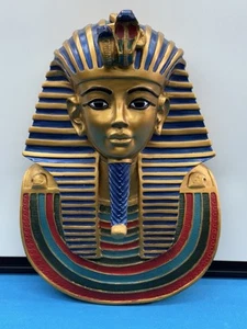 Altägyptische antike goldene Maske des Königs Tutanchamun hängt an einer Wand Ägypten v. Chr. - Bild 1 von 7