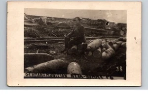 Somme, Francia, postal de la Primera Guerra Mundial, ¿soldado sentado en municiones alemanas?, foto RPPC - Imagen 1 de 2
