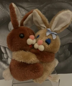 Mascotas de Pascua abrazando conejos felpa pareja conejo vintage 7"" 1983 década 1980 - Imagen 1 de 2