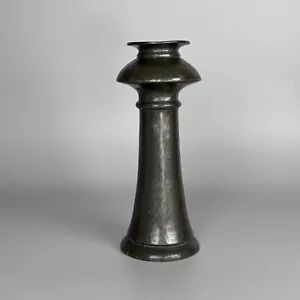 ANTICO VASO IN PELTRO INGLESE PIALLATO ARTI E MESTIERI - Foto 1 di 9