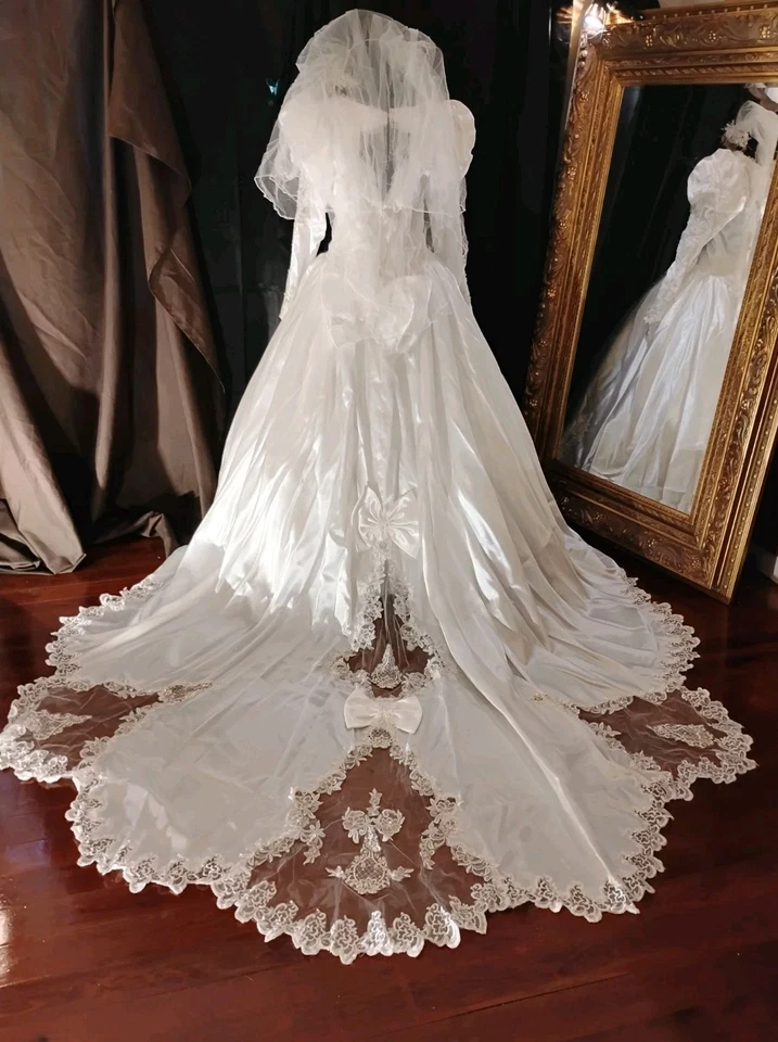 Vestido de novia vintage tren con lazo mangas abullonadas cuentas colgantes blancas con velo  Foto 1 de 4