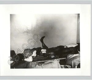Fotografía con impresión plateada "Inside Jail Cell" c.1940 de WEEGEE, impresión c.1970 - Imagen 1 de 2