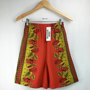 Bermudas cortas estampadas sedosas de cachemira de tiro alto rojas/doradas Urban Outfitters XS - Imagen 1 de 8