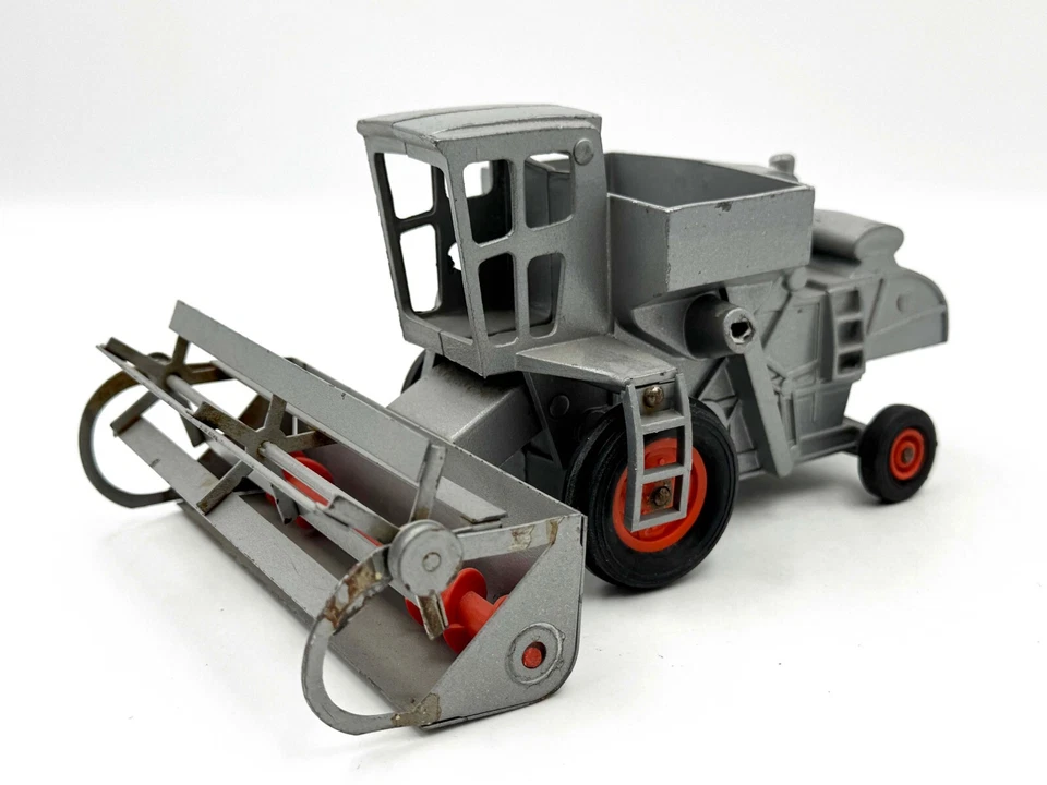 1/32 Allis Chalmers Gleaner G Combine - Image 1 of 2