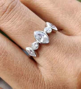 Lunetta 1,90 CT Set 5 Pietre Argento Moissanite Marchesa e Fede Nuziale Taglio Tondo - Foto 1 di 4