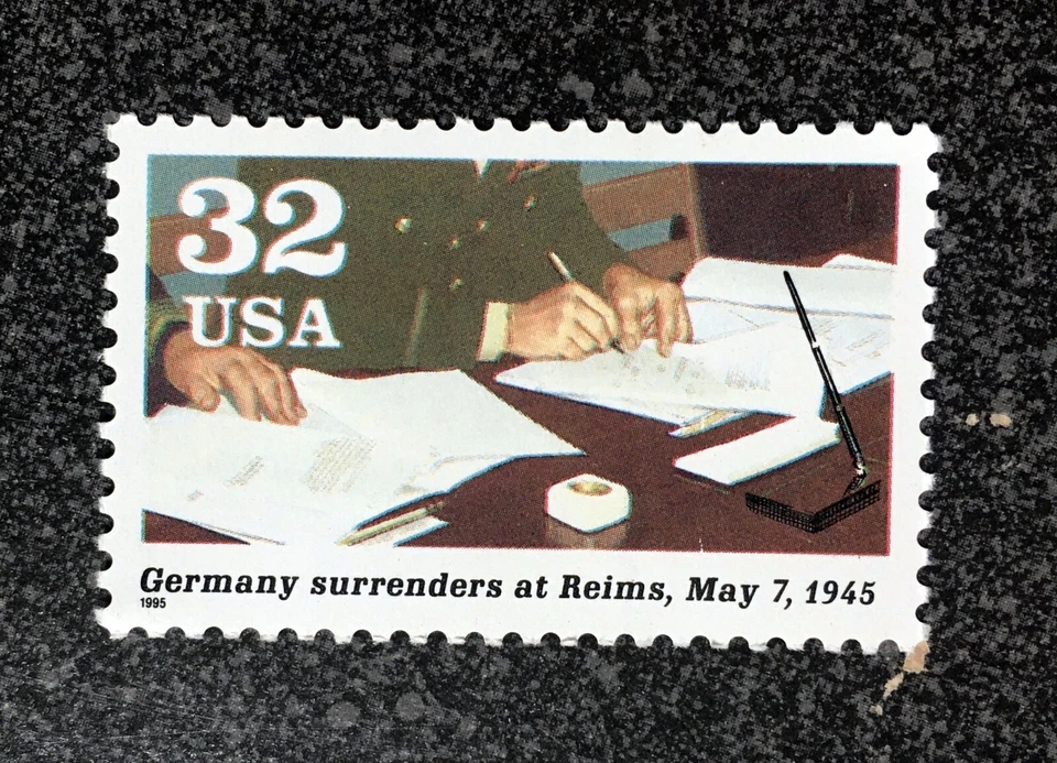 1995USA #2981f 32c World War 1945 Victory At Last - Germany Surrenders at Reims - Image 1 of 1