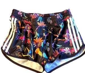Pantalones cortos deportivos Adidas Poisonous Garden Floral Flower con logo de tres rayas para mujer - Imagen 1 de 14