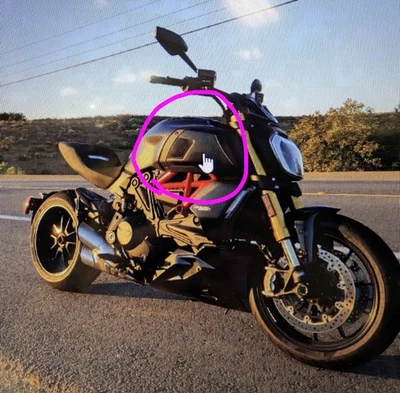 Cubierta de radiador lateral derecho Ducati OEM Diavel 1260 negro 4801A282AA Foto 1 de 4