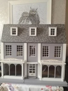 large 1:12 mansion stye Dollhouse, excellent condition as used for display only - Picture 1 of 9