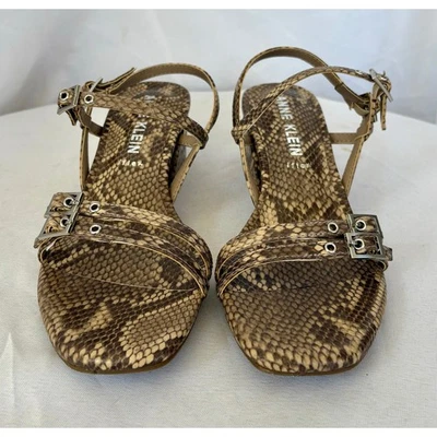 Sandalias Anne Klein Mackenzie Tacón Bloque Hebilla Tirantes Serpiente Taupe Talla 7.5M Nuevas con Etiquetas Foto 1 de 4