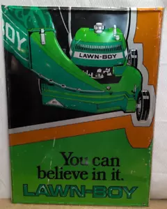 Insegna Vintage Lawn-Boy Puoi Crederci 24" x 18" Metallo Latta Goffrata - Foto 1 di 5