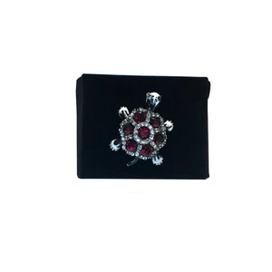 Nuevo en caja Marca Q Hombre Traje Broche Tortuga Roja Solapa Pin Boda Formal Fiesta - Imagen 1 de 3