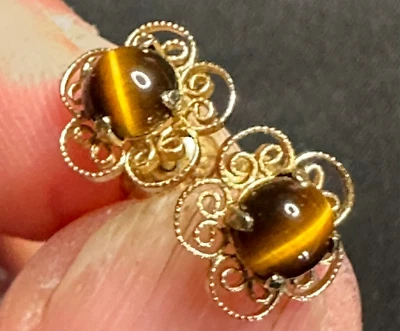 Aretes de filigrana y ojo de tigre rellenos de oro de 14K Foto 1 de 4