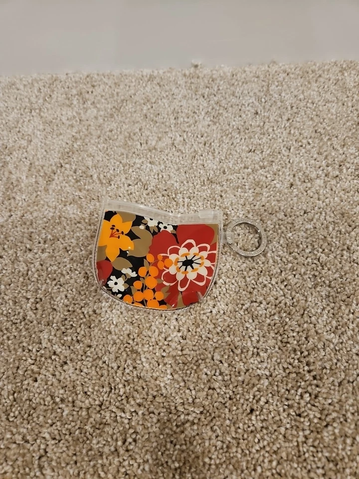 Monedero con llavero de plástico con cremallera Vera Bradley para mujer Foto 1 de 4