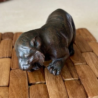 Raro cachorro bebé tigre agachado de bronce japonés de finales del siglo XIX - principios del siglo XX Foto 1 de 4