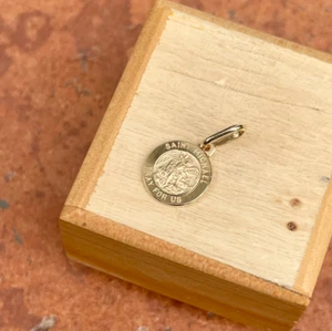 14K Yellow Gold Shiny St Michael Round Medal Pendant Charm NEW 13mm Saint - Picture 1 of 8