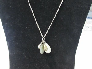 Collar Suéter The Loft Largo Verde y Vainilla Colgante Dijes-Broche de Garra de Langosta - Imagen 1 de 6