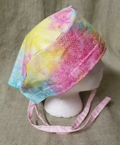 Regenbogenfarbenes Muster mit Flecken Indonesische Batik Medizinisch Chirurgisch SCRUB CAP - Bild 1 von 6