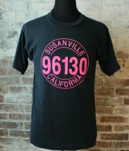 Screen Stars Best T-Shirt SUSANVILLE CALIFORNIA 96130 Black Hot Pink Size L - Picture 1 of 5