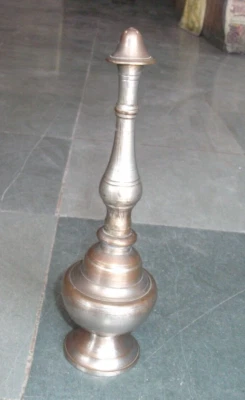 Botella de agua de rosa maciza hecha a mano de forma única de latón vintage, rica pátina Foto 1 de 4