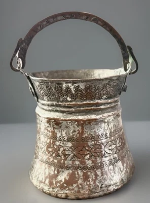 Antiguo cubo caldero de cobre de Oriente Medio Foto 1 de 4