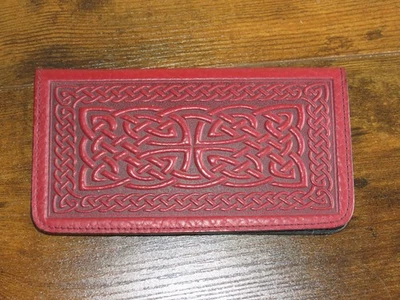 Cubierta de chequera de cuero rojo nudo celta Oberon Designs con solapa divisoria de cheques Foto 1 de 4