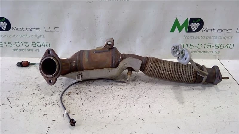 Convertidor catalítico Ford Edge 2015-2018 OEM G2G3-5E211-BC Foto 1 de 4