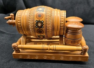 🪵Vintage Intarsien Holz Fass Karaffe & Tablett + Salz / Pfeffer Set, Ukraine  - Bild 1 von 19