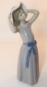Estatuilla de colección Lladro 10 1/4" tímida niña mujer sosteniendo sombrero años 80 excelente - Imagen 1 de 8