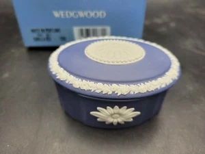 Wedgwood weiß auf Portland dunkelblau Camilla Schmuckschatulle 7590 mit Box Gänseblümchen - Bild 1 von 12