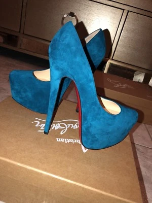 Zapatos de salón Christian Louboutin gamuza narciso talla 35 nunca usados Foto 1 de 4