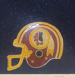 Vintage 1987 ERA NFL Helmet Pin - Washington Commanders Redskins - Peter David - Bild 1 von 3