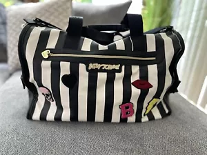 Bolsa de mano Betsey Johnson Bon Voyage Weekender con parches y etiqueta de equipaje - Imagen 1 de 17