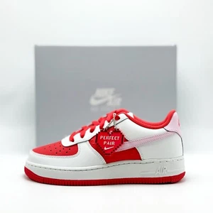 *NEW* Unisex Youth NIKE AIR FORCE 1 (GS) White / Light Crimson (HV5165 121) 👍 - Picture 1 of 5