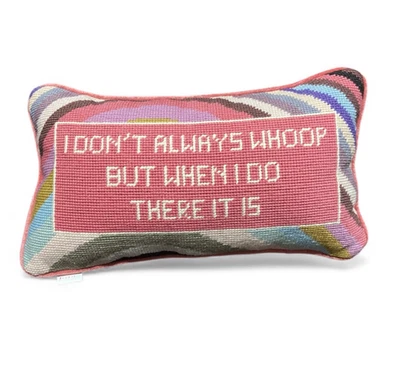 Almohada de punta de aguja Furbish I Don’t Always Whoop terciopelo rosa oscuro novedad humor Foto 1 de 4