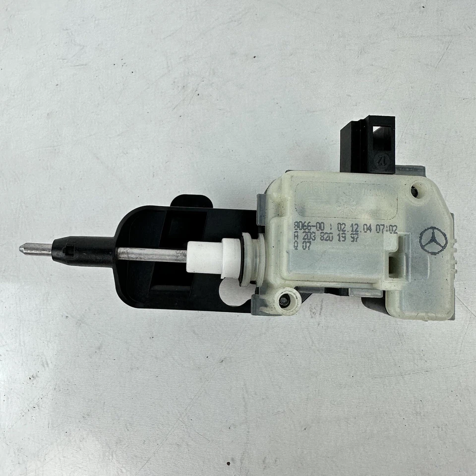 Actuador de bloqueo de puerta de combustible Mercedes Benz E320 2001 2002-2011 2038201997 OEM E824 Foto 1 de 4