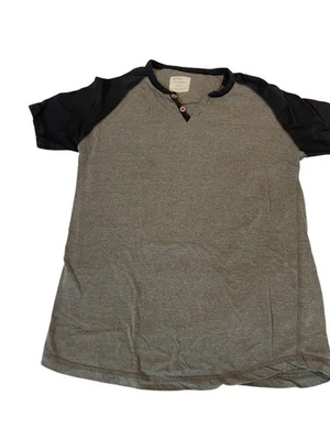 Camiseta Alpha Raglan Henley Para Hombre Pequeña Gris y Negra Foto 1 de 4