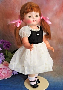 Muñeca Saucy Walker de colección ideal 22" plástico duro pelo rojo organdí vestido de terciopelo - Imagen 1 de 14