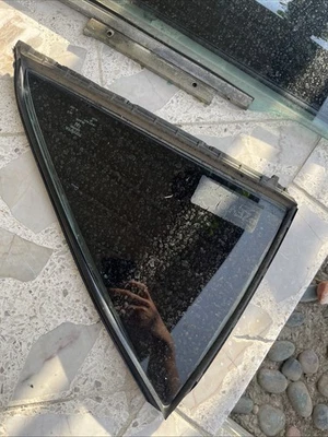 Janela triangular traseira esquerda Toyota Camry 2008 - Imagem 1 de 3