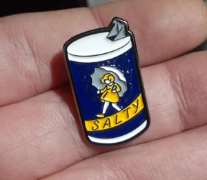 SPILLA SALATA retrò Morton Salt Girl contenitore lattina ombrello smalto spilla - Foto 1 di 3