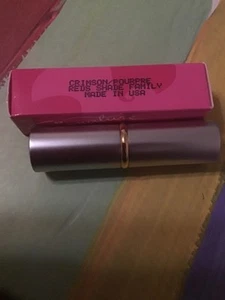 Lápiz labial Mary Kay Signature color delicioso carmesí 907600 raro difícil de encontrar - Imagen 1 de 2