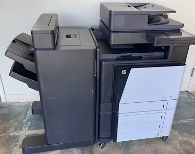 Impresora láser todo en uno A2W75A HP LaserJet Enterprise M880z con tóner apilador Foto 1 de 3